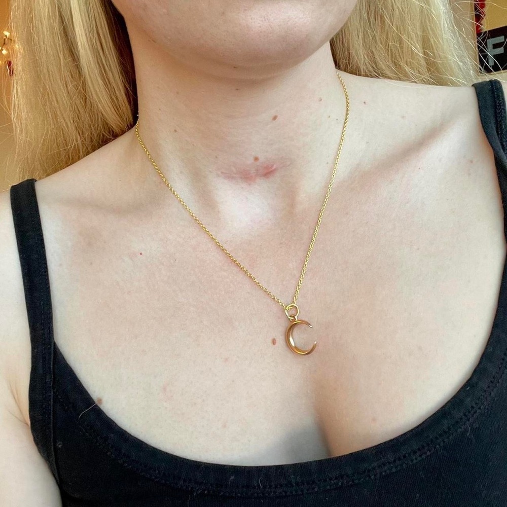 Crescent moon pendant necklace